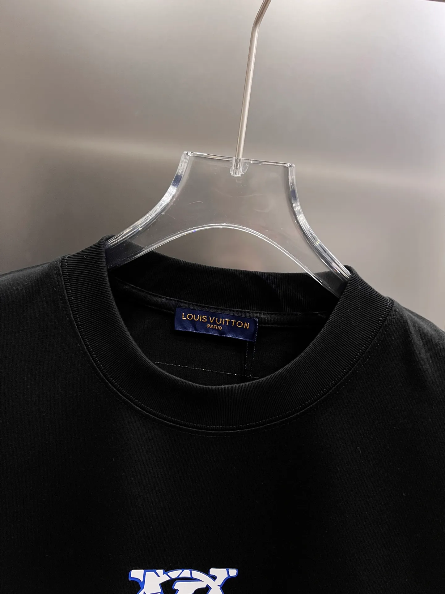 🅿️190 1v Louis* 2025 autumn and winter new style classic letter three-dimensional craft design high-end version! Highly breathable and comfortable, customized double yarn plain cotton fabric. Short-sleeved T-shirt. Same style for men and women. Sizes S M L XL XXL Five sizes black white